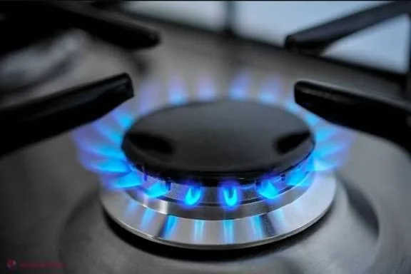 Flacără albastră uniformă la arzătorul aragazului, semn de ardere corectă a gazului
