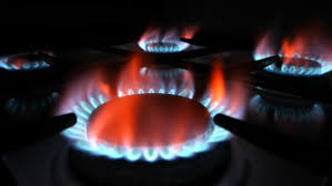 Arzătoare aragaz aprinse cu flăcări albastre de gaz natural în bucătărie