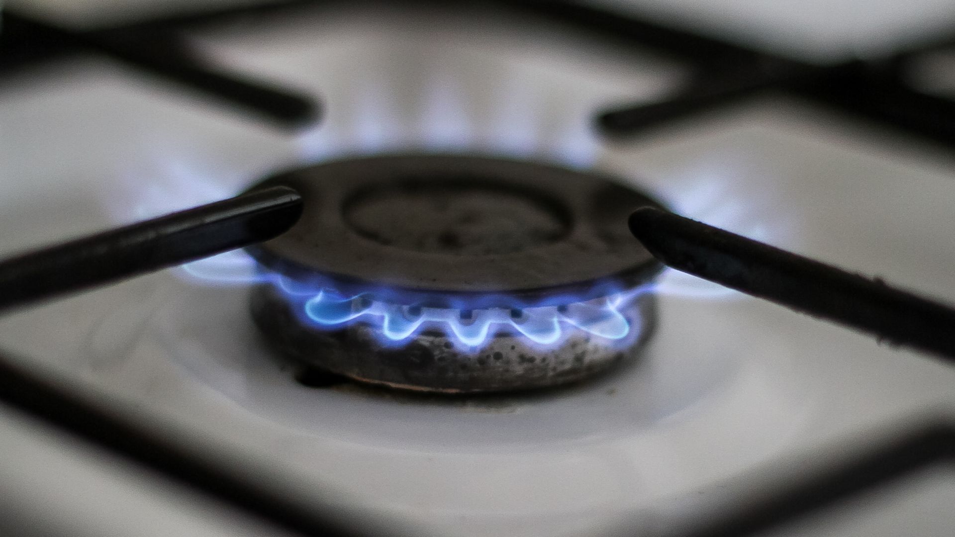 Arzător aragaz macro cu flacără albastră stabilă de gaz natural aprinsa