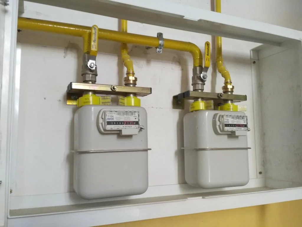 Firidă de bloc cu contoare de gaz și robineți galbeni
