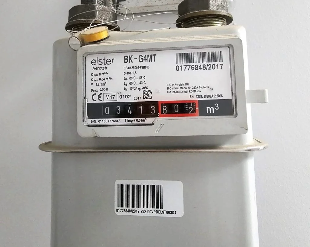 Contor de gaz Elster BK-G4MT montat pe perete, cu index de consum și sigiliu