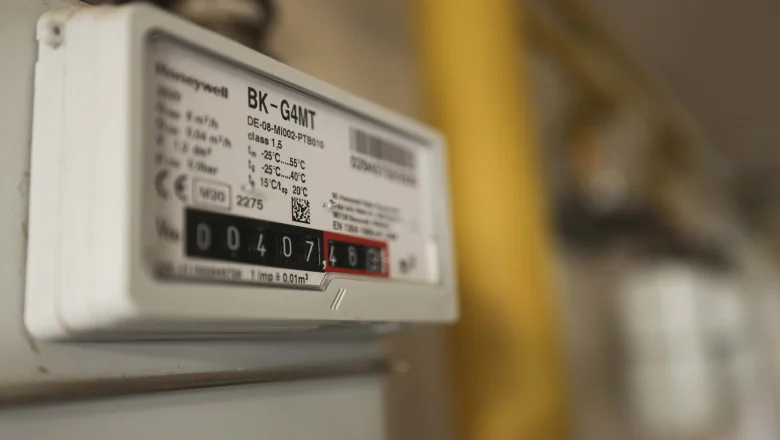 Contor de gaz Honeywell cu cifrele indexului vizibile, pentru citirea și transmiterea consumului