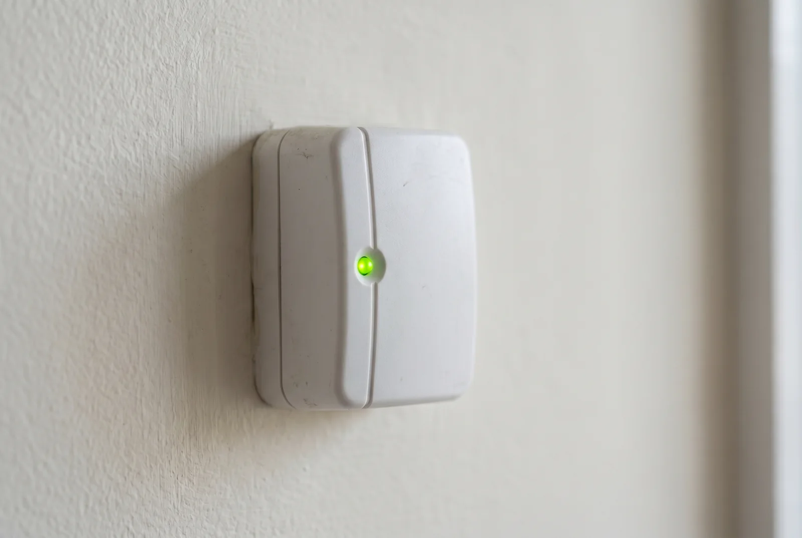 Detector de gaz natural alb montat pe perete cu LED verde de stare