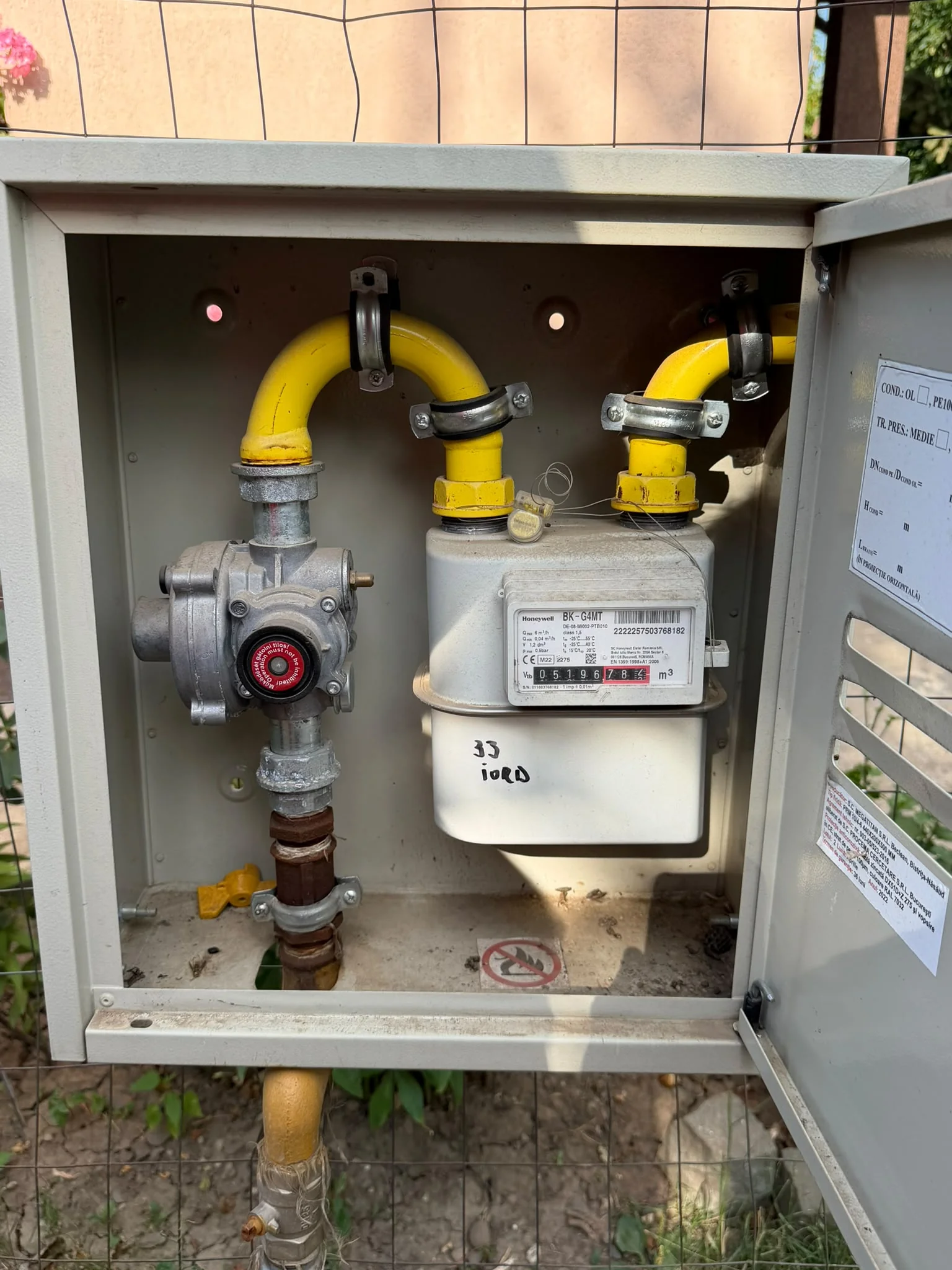 Firidă exterioară de gaz cu regulator de presiune și contor Honeywell, țevi galbene