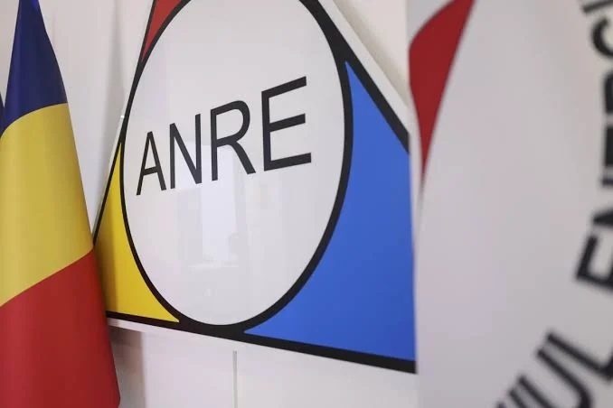 Sigla ANRE pe peretele din holul instituției, alături de drapelele României și ale Uniunii Europene
