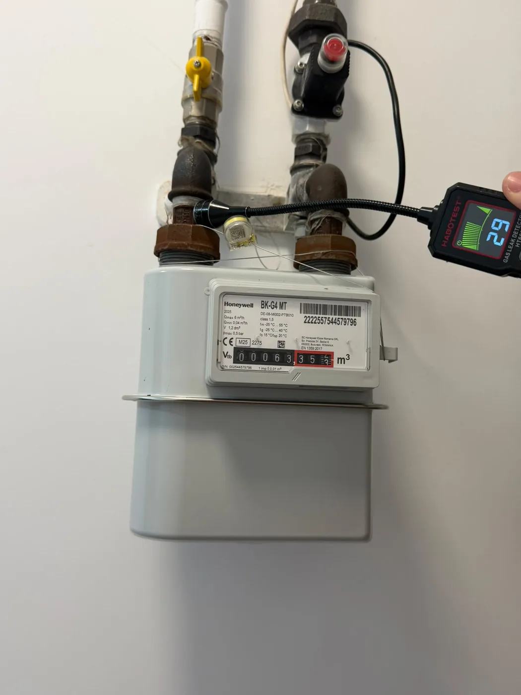 Electrovalvă Elektrogas și robinet galben montate pe țevile de gaz de deasupra unui aparat alb, Botoșani
