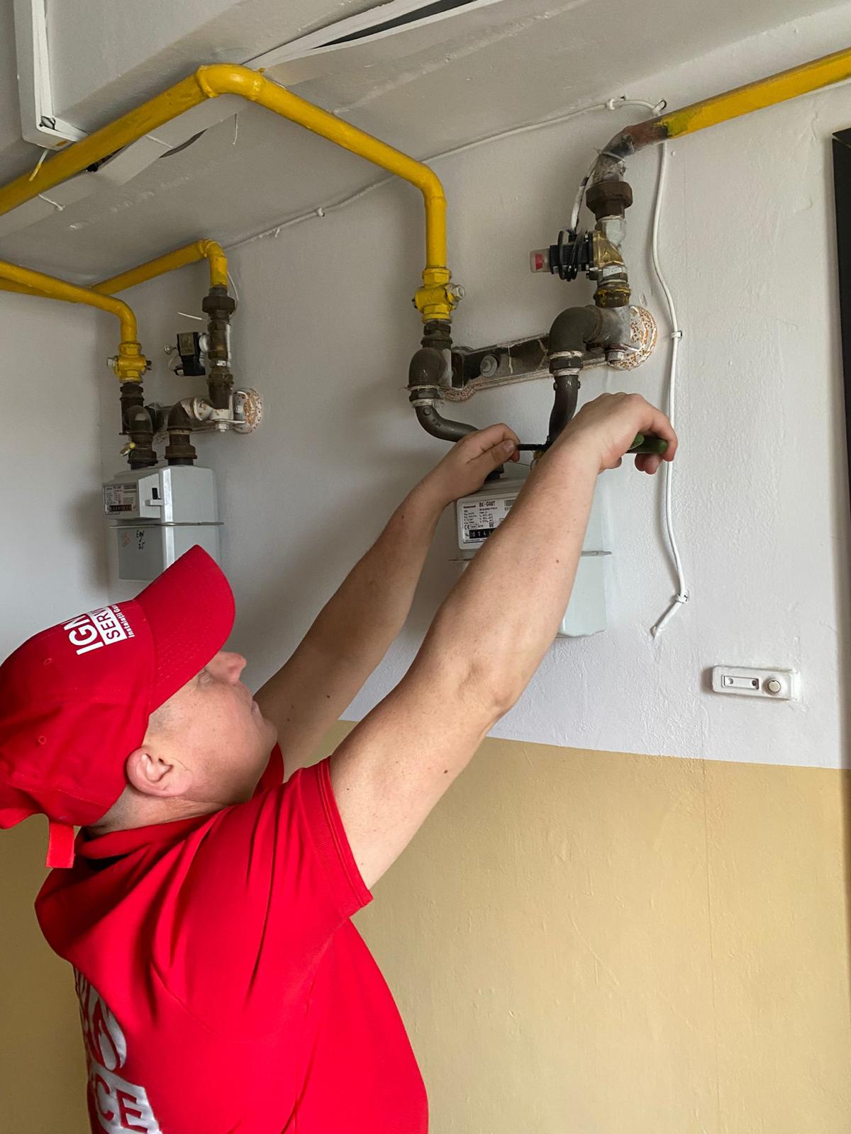 Instalator în domeniul gazelor naturale cu experiență de la IGN Service la lucru pe instalația de gaz în Iași