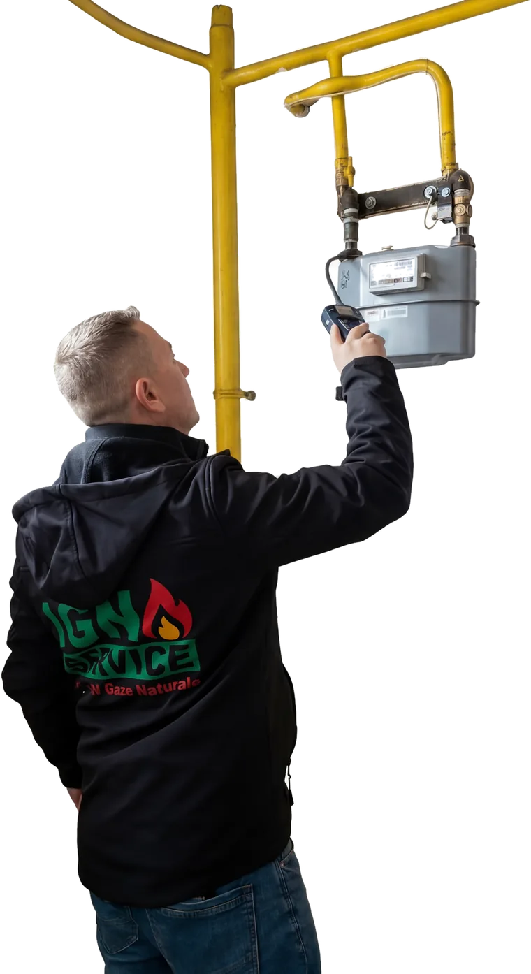 Instalator în domeniul gazelor naturale autorizat ANRE de la IGN Service verificând un contor de gaz