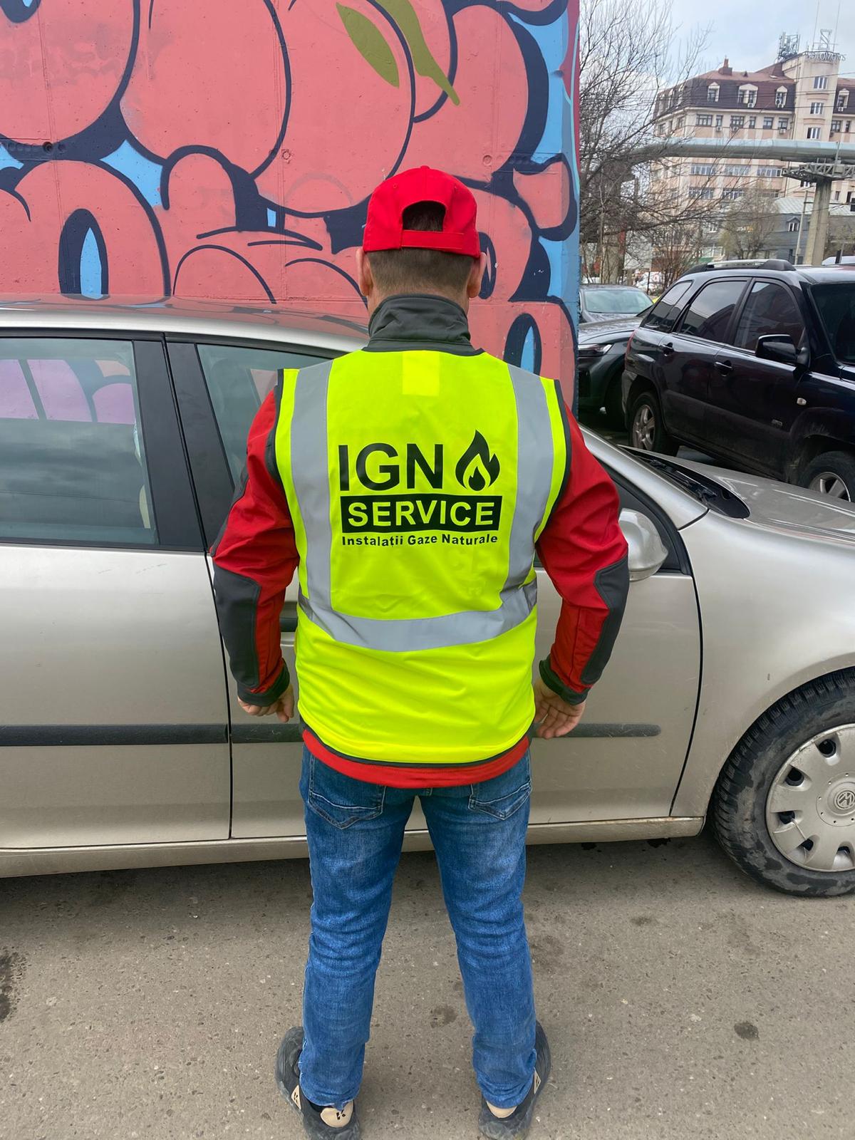 Instalator gaz în uniformă IGN Service cu cămașă de protecție, Iași