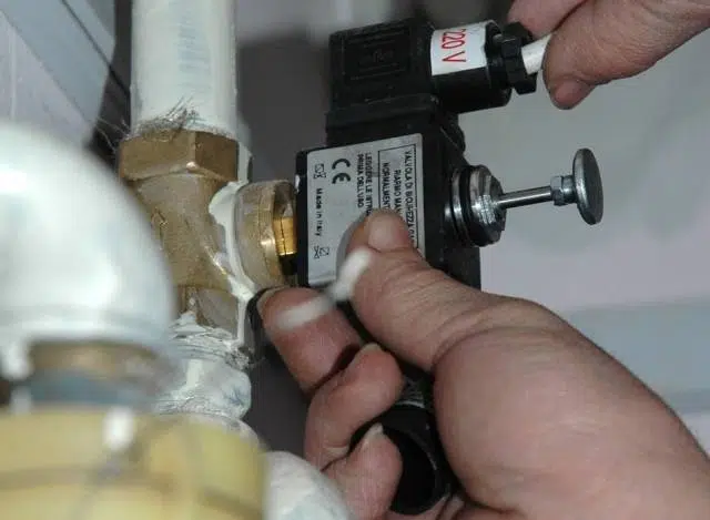 Montaj electrovalvă 220V de oprire automată gaz pe țevi de alamă