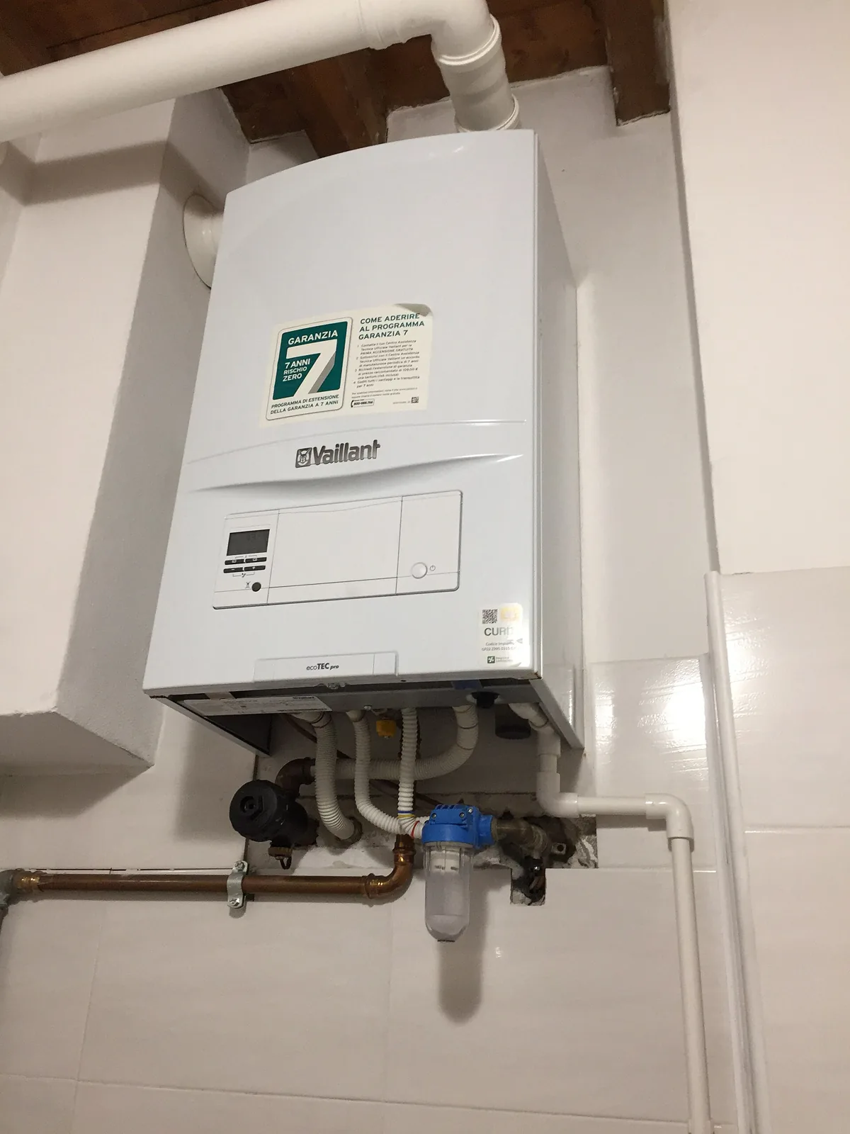 Centrală termică Vaillant montată pe perete cu racorduri, Iași
