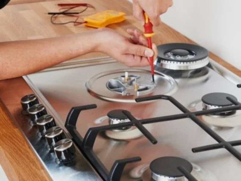 Reparația unui arzător de plită pe gaz din inox, cu șurubelniță și multimetru
