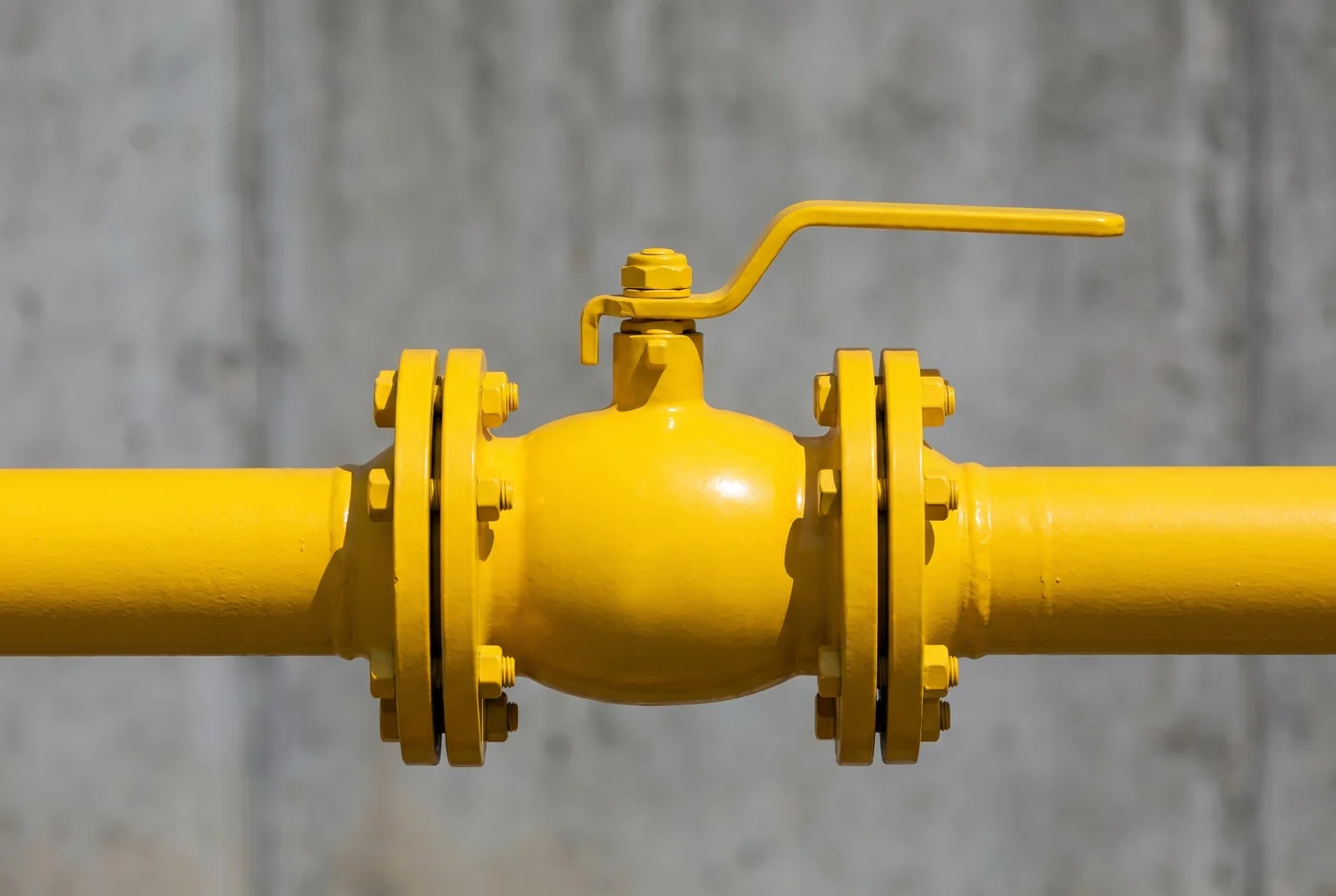 Robinet cu bilă galben pe conductă de gaz galbenă pentru inchidere urgență