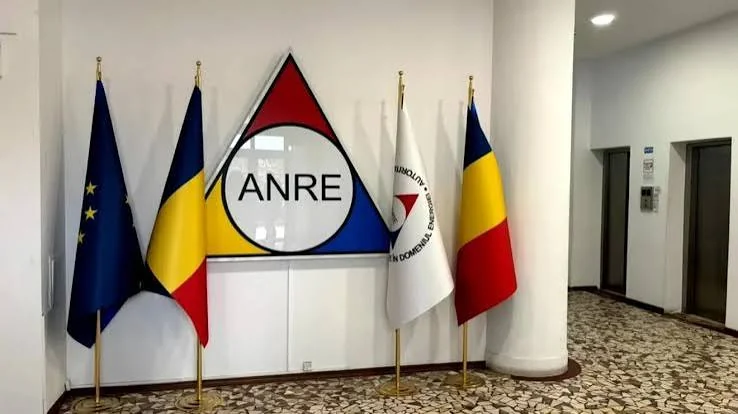 Sigla ANRE și steagurile României și ale Uniunii Europene în holul instituției de reglementare