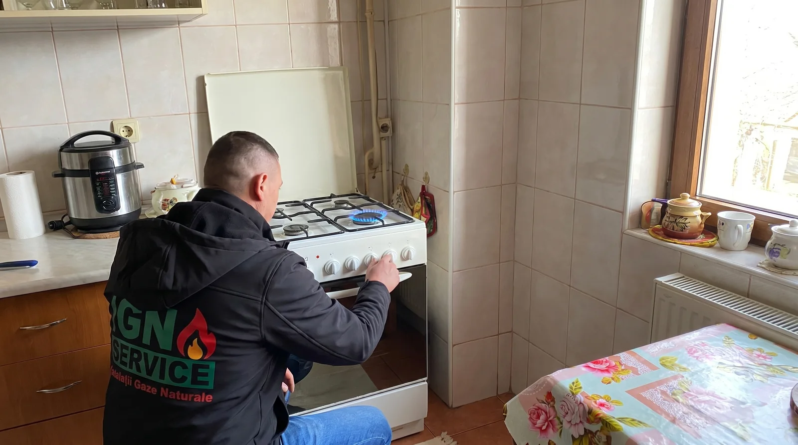 Instalator autorizat ANRE verifică aragazul și racordul de gaz în bucătărie