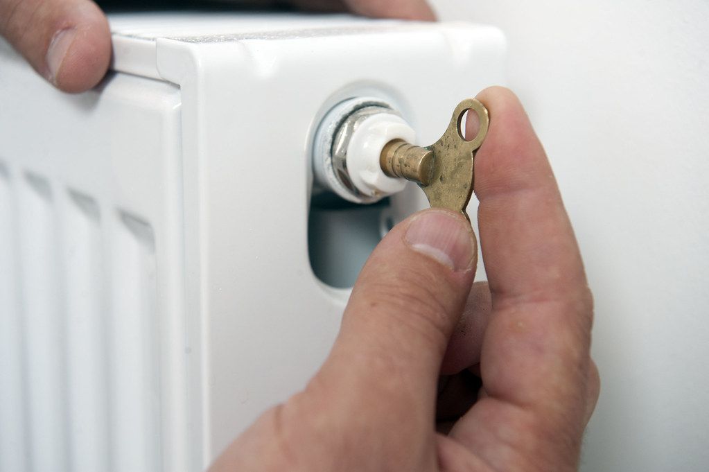 Verificare centrală termică pe gaz cu șurubelniță: panou demontabil pentru inspectie