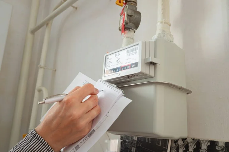 Tehnician IGN Service verifică scăpările la un contor de gaz cu detector portabil, lângă țevi galbene, Iași