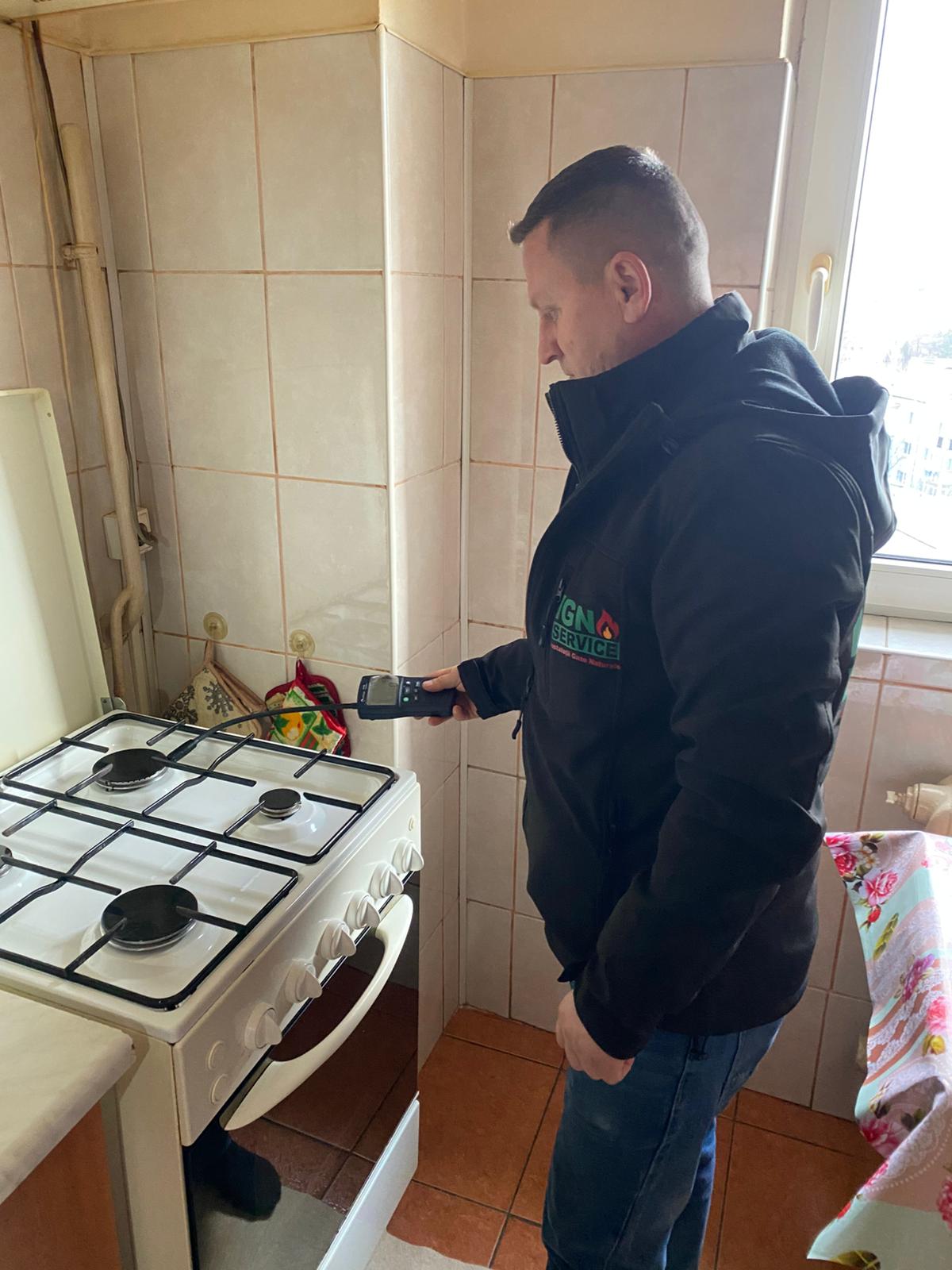 Verificare instalație gaz aragaz: tehnician IGN Service cu detector profesional