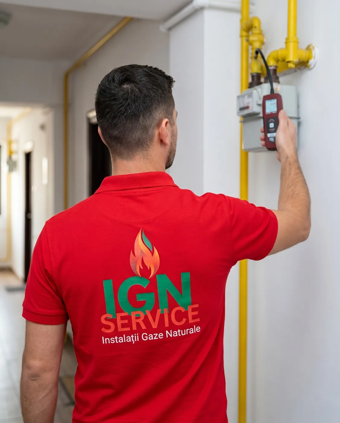 Tehnician IGN Service verifică cu detector portabil contorul de gaz și țeava galbenă de pe hol