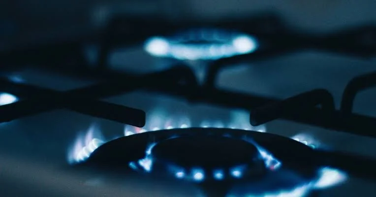 Flăcări albastre pe arzătoarele unei plite pe gaz, semn de ardere corectă