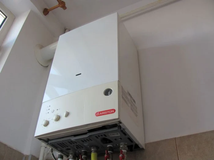 Centrală termică pe gaz montată pe perete, instalație gaz funcțională